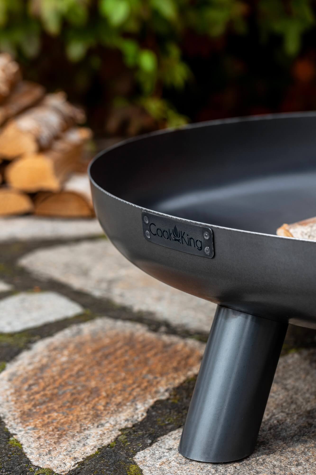 Acier brut patiné brun-orangé d'un brasero Cook King Image